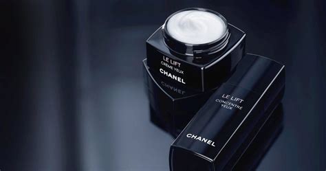 Qué beneficios tiene el contorno de ojos Chanel Le Lift 